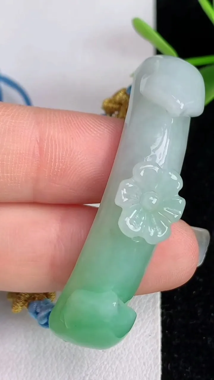 天然A货翡翠花朵手绳，尺寸48.3-10.4-9.6，重量:12.36g
6月2日