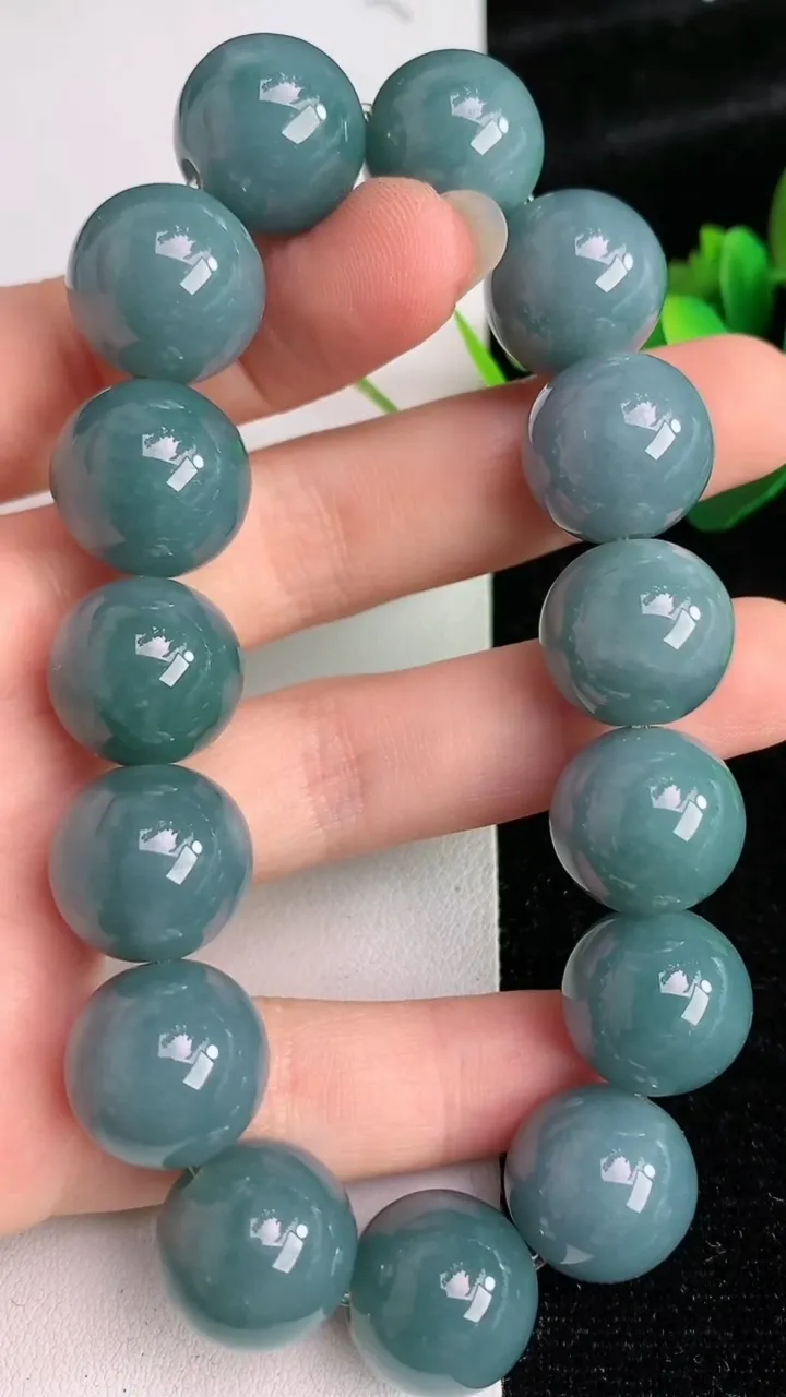 天然A货翡翠圆珠手串，尺寸14.8，重:84.62g6月2日
工厂直销收藏佳品,种好水足，色泽均匀，