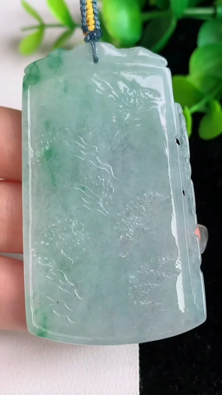 天然A货翡翠飘花山水牌吊坠，尺寸63.7-37-4.7，重量:27.77g
6月2日