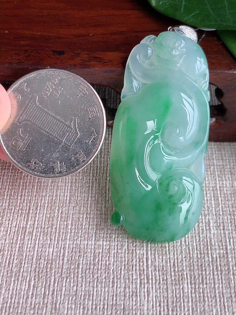 天然A货翡翠18K金扣头飘绿如意吊坠尺寸47.6×21.5×6.5m量14.07g 0601
