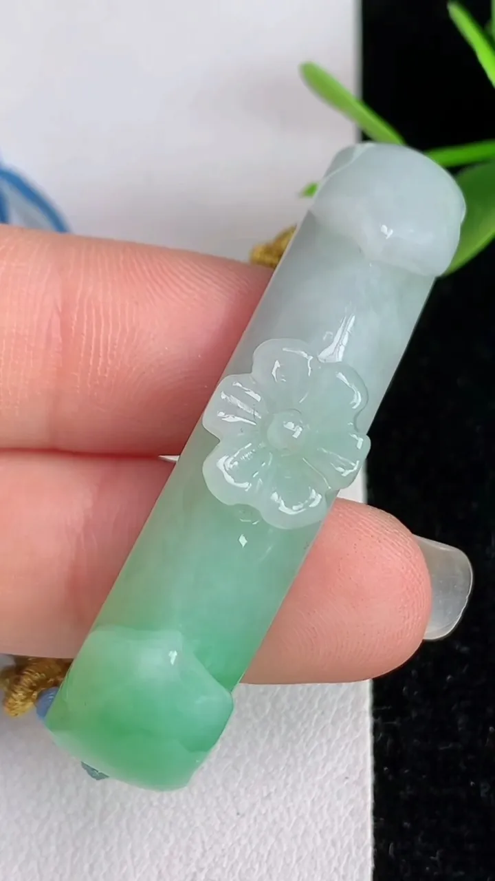 天然A货翡翠花朵手绳，尺寸48.3-10.4-9.6，重量:12.36g
6月2日