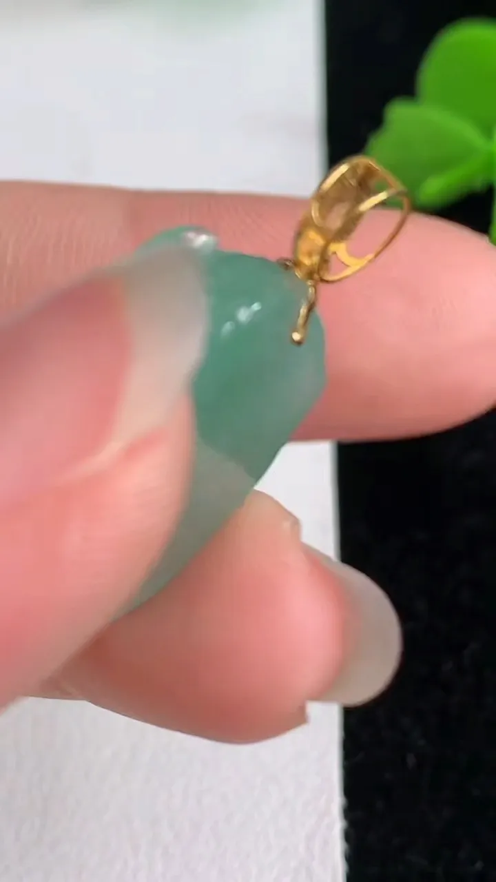 天然A货翡翠龙头吊坠，尺寸21.5-14-7.6，重量:4.78g
6月2日