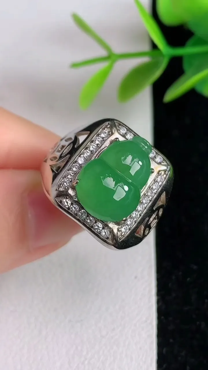 天然A货翡翠葫芦戒指，尺寸14.2-10，重:5.98g2025年6月2日
工厂直销收藏佳品,种好水