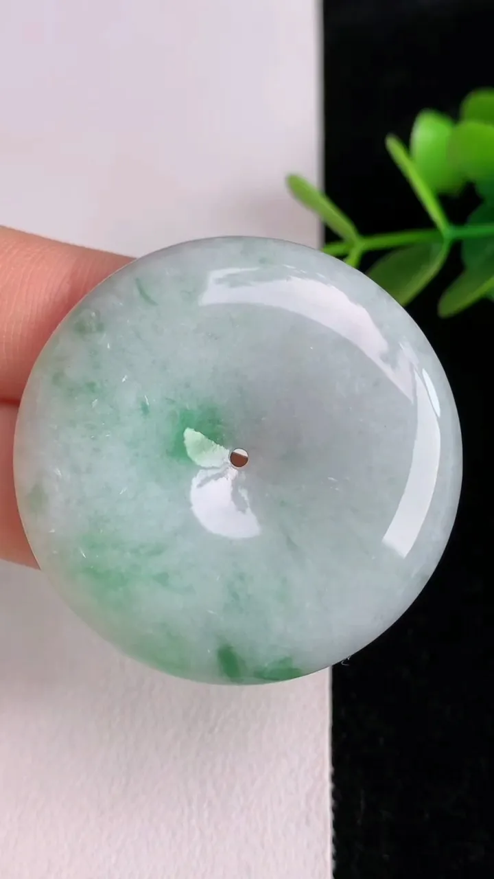 天然A货翡翠飘花平安扣吊坠，尺寸38.7-6.2，重量:19.91g
6月2日