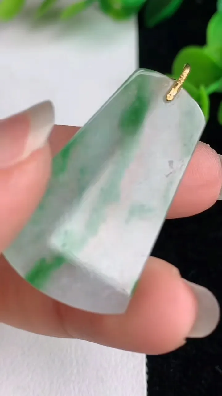 天然A货翡翠飘花无事牌吊坠，尺寸34.2-22-2，重量:4.17g
6月2日
