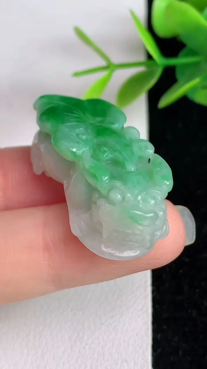 天然A货翡翠貔貅吊坠，尺寸35-18-12，重:14.00g
6月2日