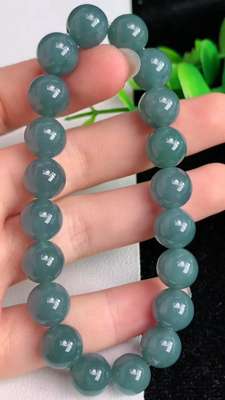 天然A货翡翠圆珠手串，尺寸10，重:33.02g6月2日
工厂直销收藏佳品,种好水足，色泽均匀，有种有色，上手高大气！