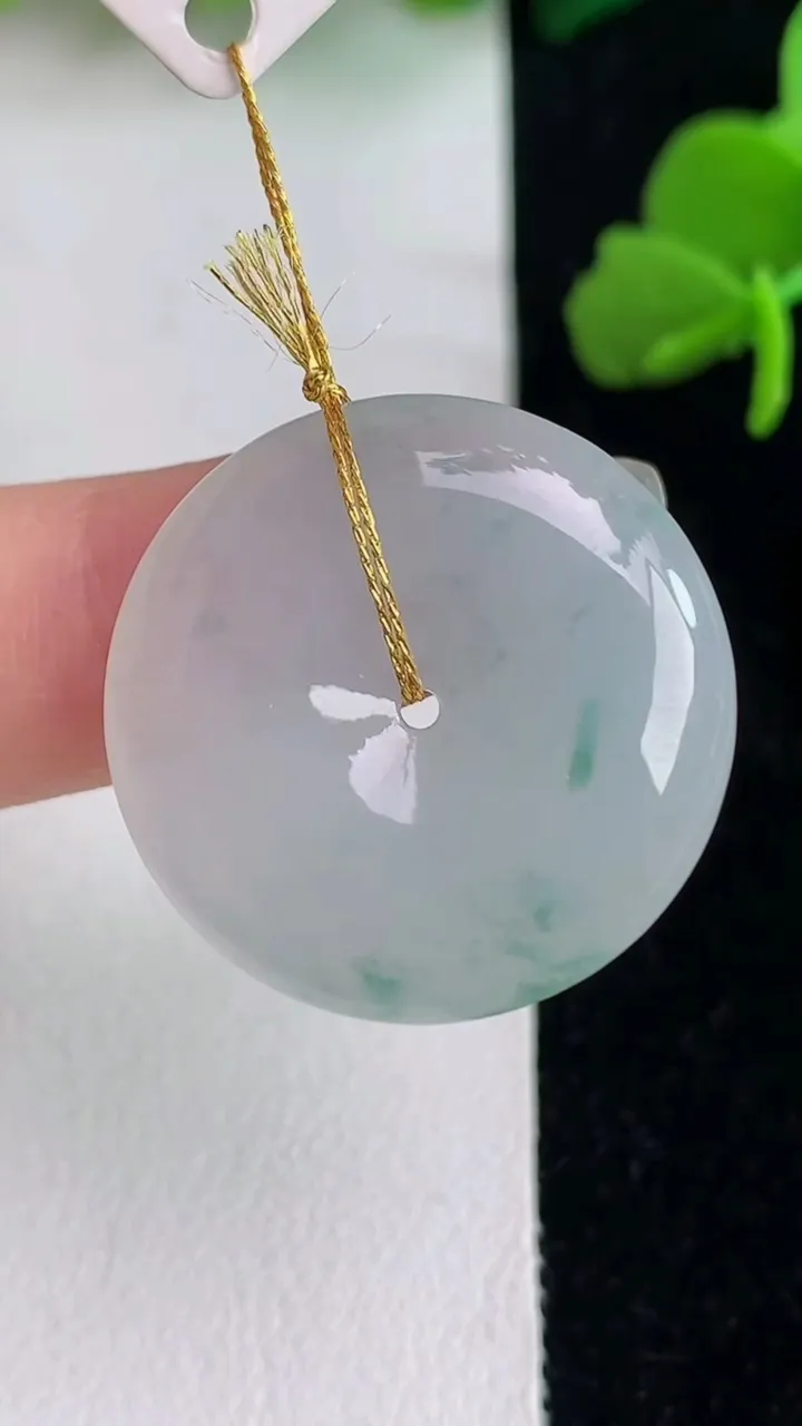 天然A货翡翠飘花平安扣吊坠，尺寸25-5，重量:6.40g
6月2日