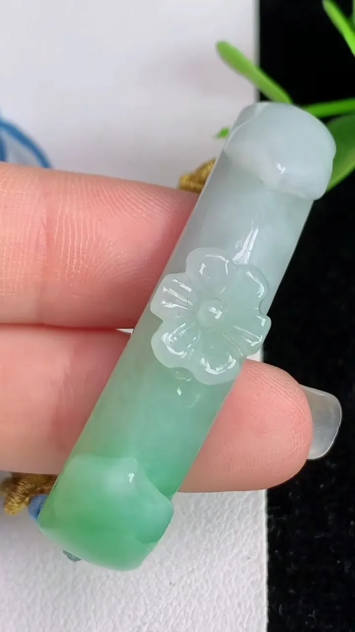 天然A货翡翠花朵手绳，尺寸48.3-10.4-9.6，重量:12.36g
6月2日