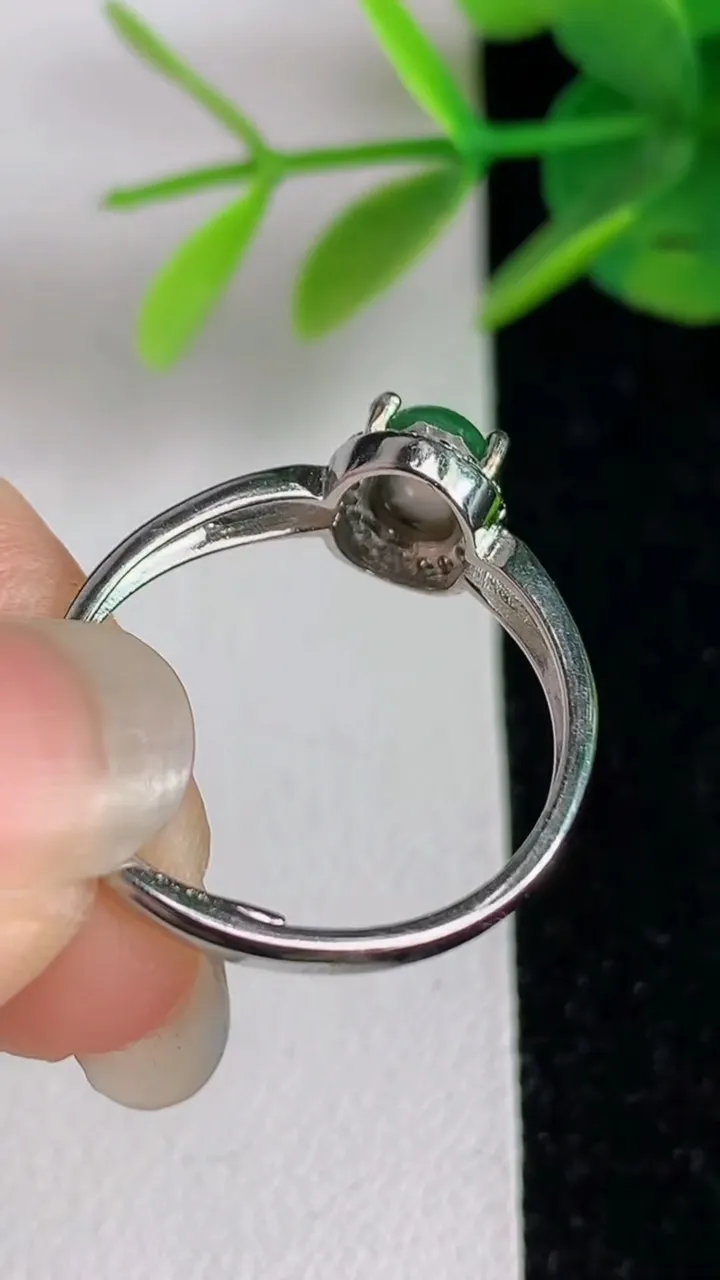 天然A货翡翠蛋面戒指，尺寸7.3-5，重:1.73g2025年6月2日
工厂直销收藏佳品,种好水足，色泽均匀，有种有色，上手高大气！