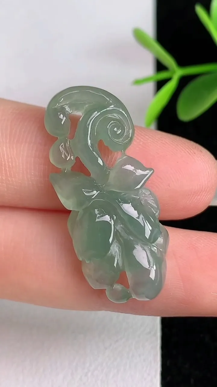 天然A货翡翠和和美美吊坠，尺寸32.3-13-6，重量:4.22g
6月2日