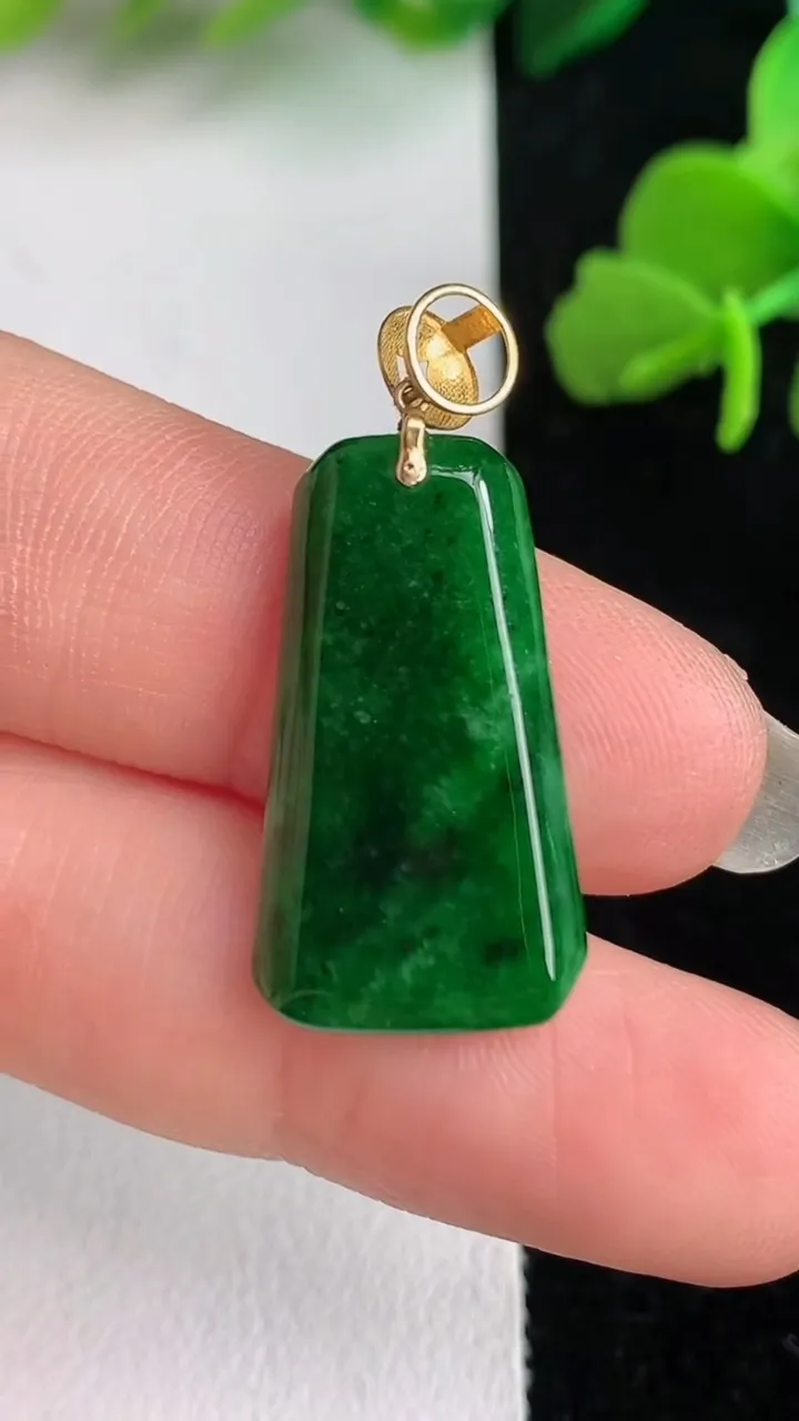 天然A货翡翠无事牌吊坠，尺寸24-13.5-3.2，重量:2.93g
6月2日