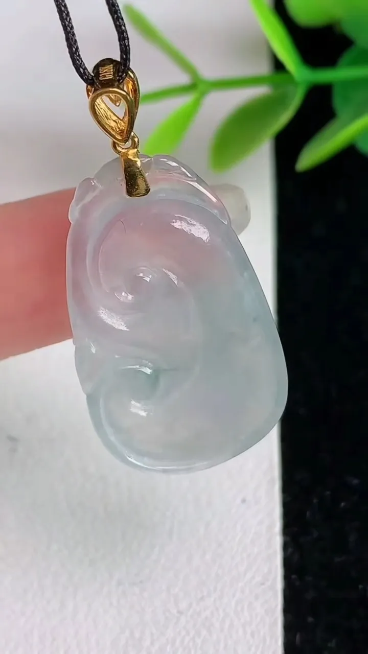 天然A货翡翠种飘花如意吊坠，尺寸28.6-17.1-5.9，重:4.06g
6月2日