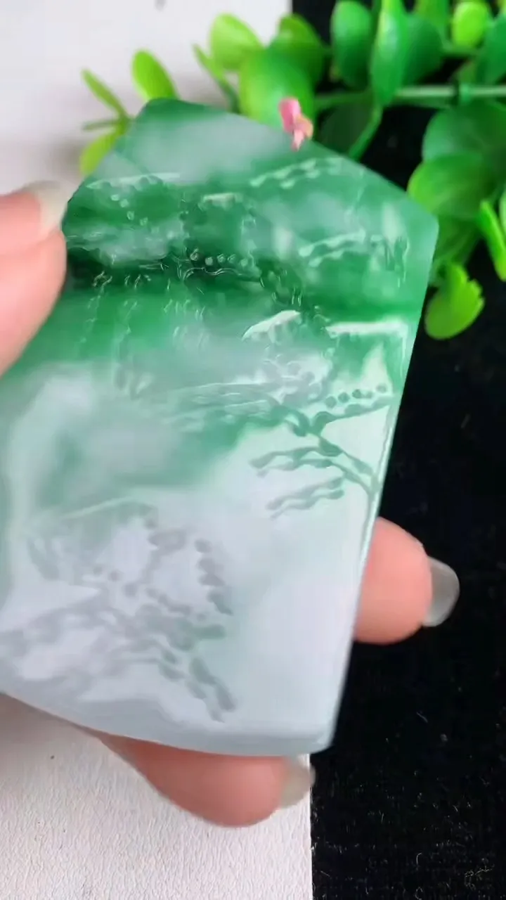 天然A货翡翠山水牌吊坠，尺寸70-51-5，重量:43.02g
6月2日