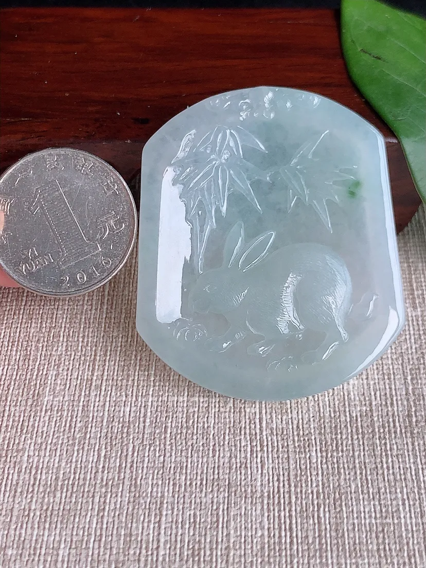 天然A货翡翠飘花生肖兔吊坠尺寸52×43.7×5.5m量26.23g 0601