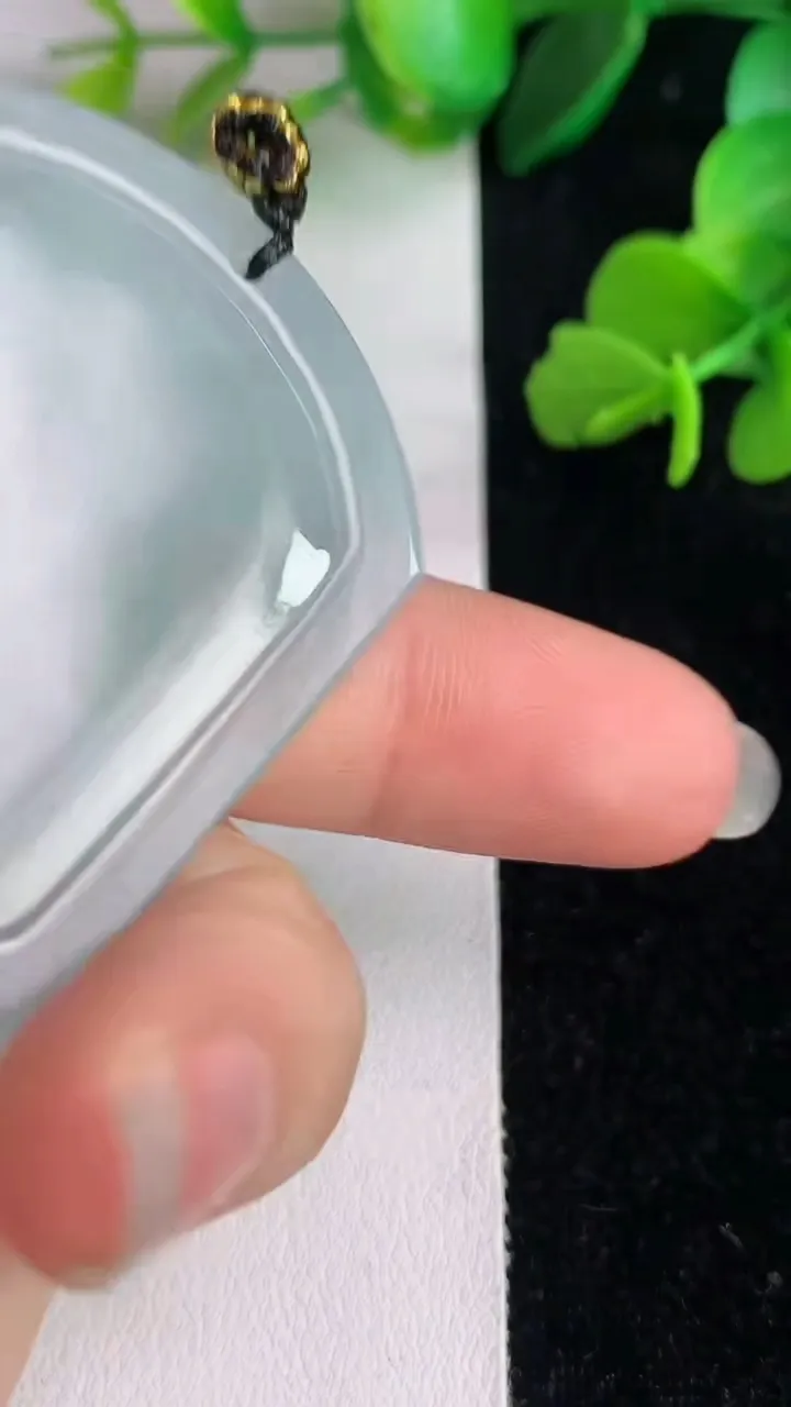 天然A货翡翠飘花不动明王吊坠，尺寸49.6-40.5-5.3，重量:22.81g
6月2日