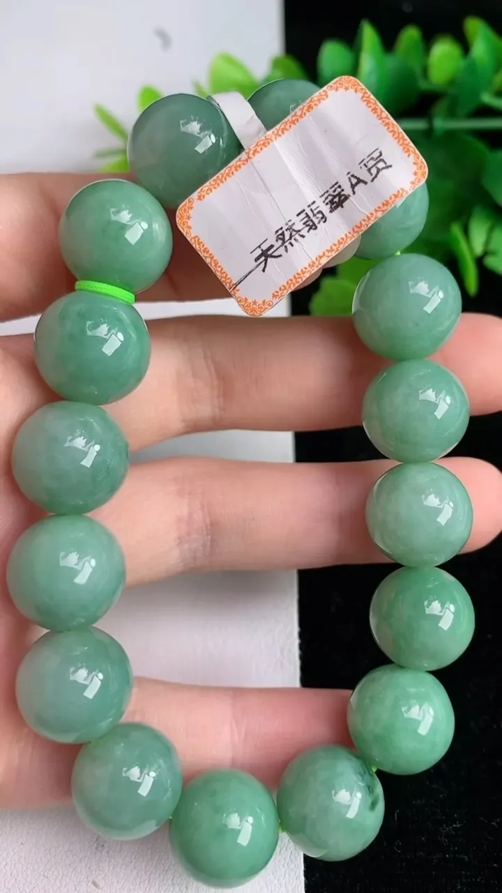 天然A货翡翠圆珠手串，尺寸12.7-16颗，重量:57.82g6月2日
工厂直销收藏佳品,种好水足，