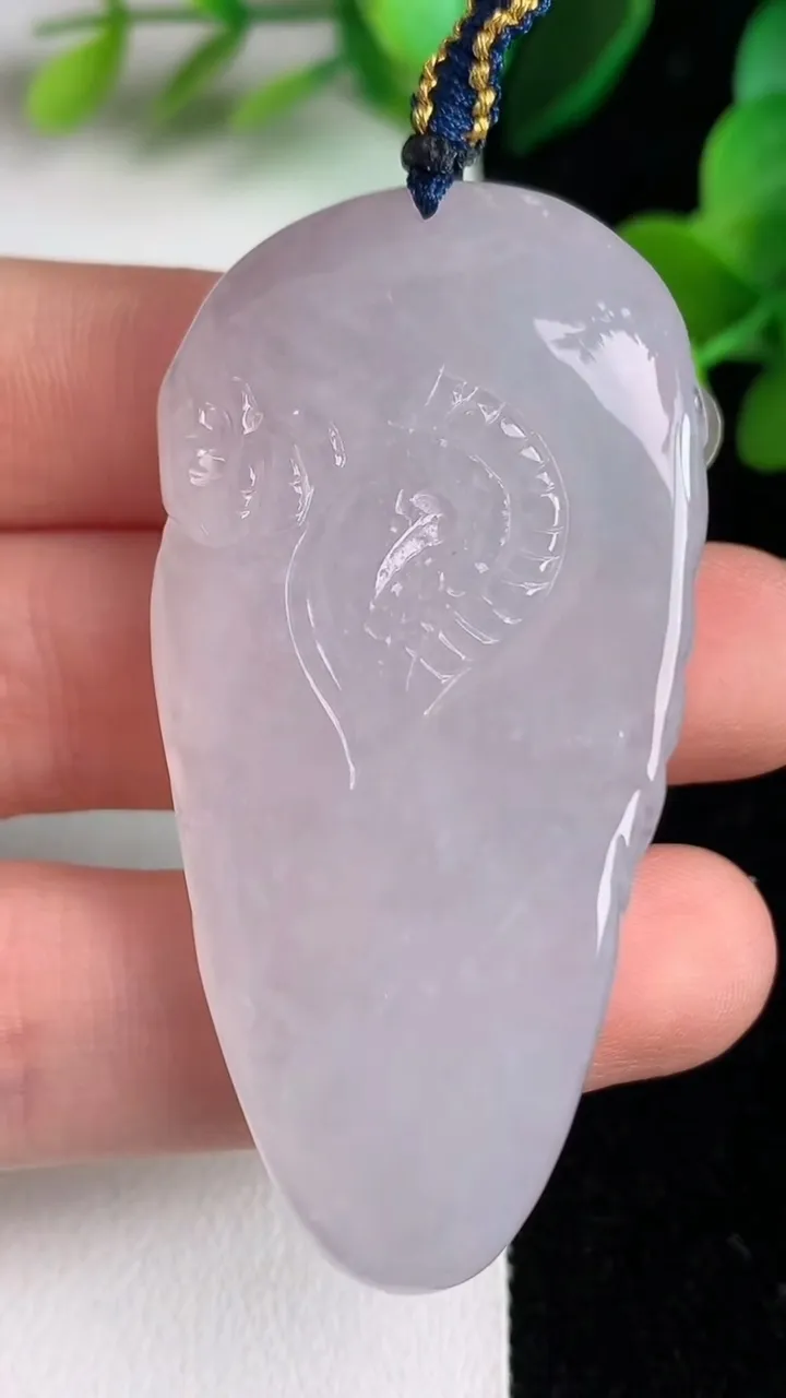 天然A货翡翠白冰龙牌吊坠，尺寸55-27.5-11.7，重量:25.88g
6月2日