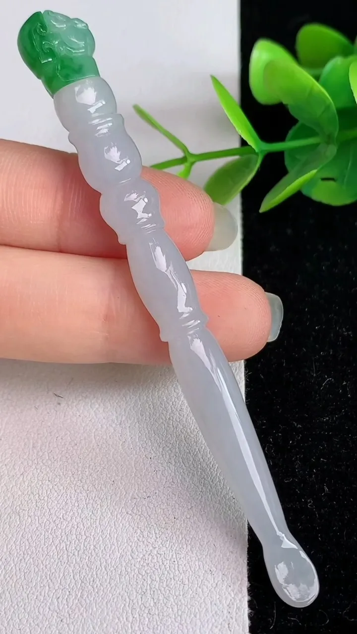 天然A货翡翠毛笔，尺寸86.8-10.2-6.9，重:8.76g
6月2日