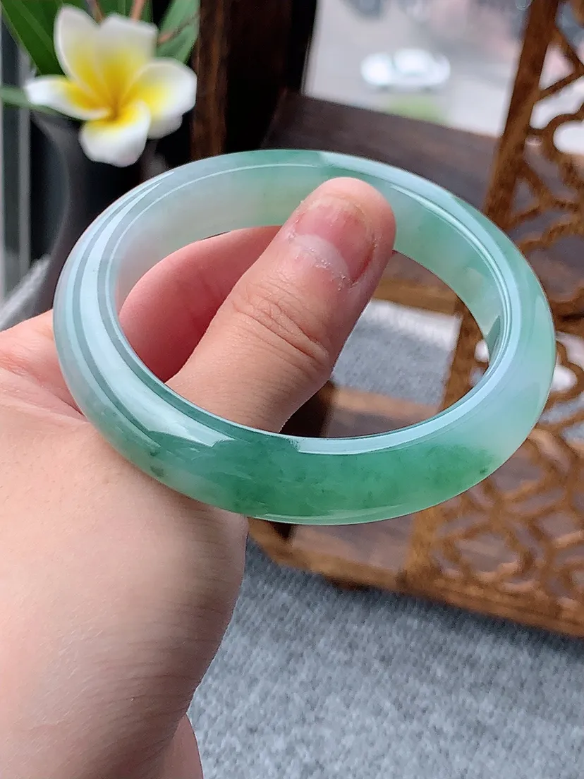 天然A货翡翠飘花正装正圈手镯53-54圈口尺寸53.3×11.6×8m量55.13g 0531
