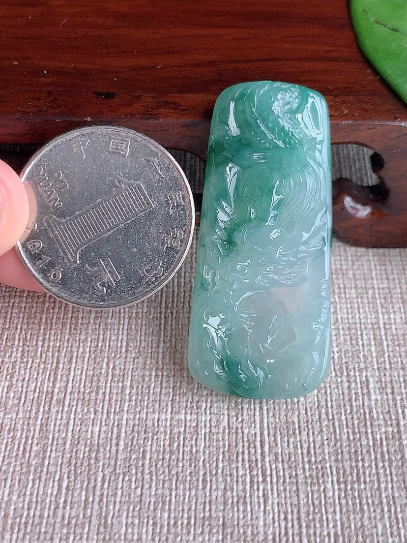 天然A货翡翠飘花龙牌吊坠尺寸42.5×19.3×5.7m量9.68g 0601