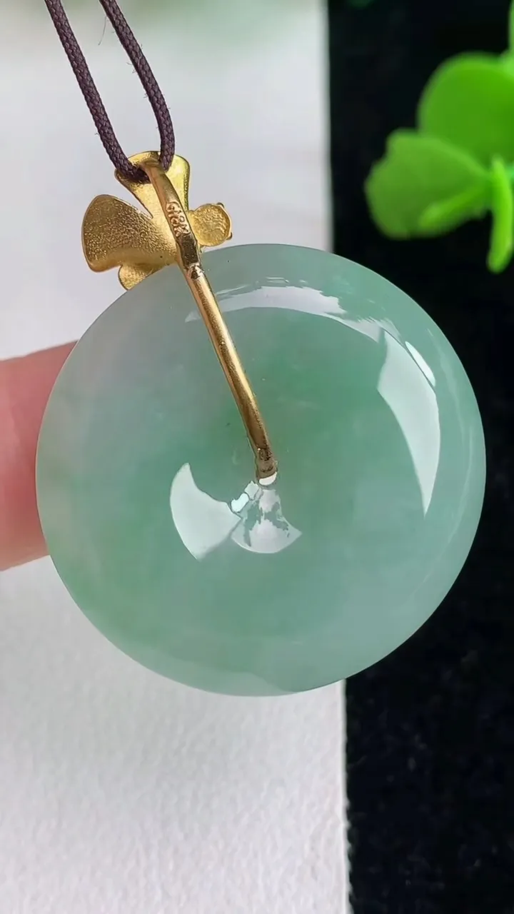 天然A货翡翠k金飘花平安扣吊坠，尺寸28.5-5.8，重量:10.28g
6月2日