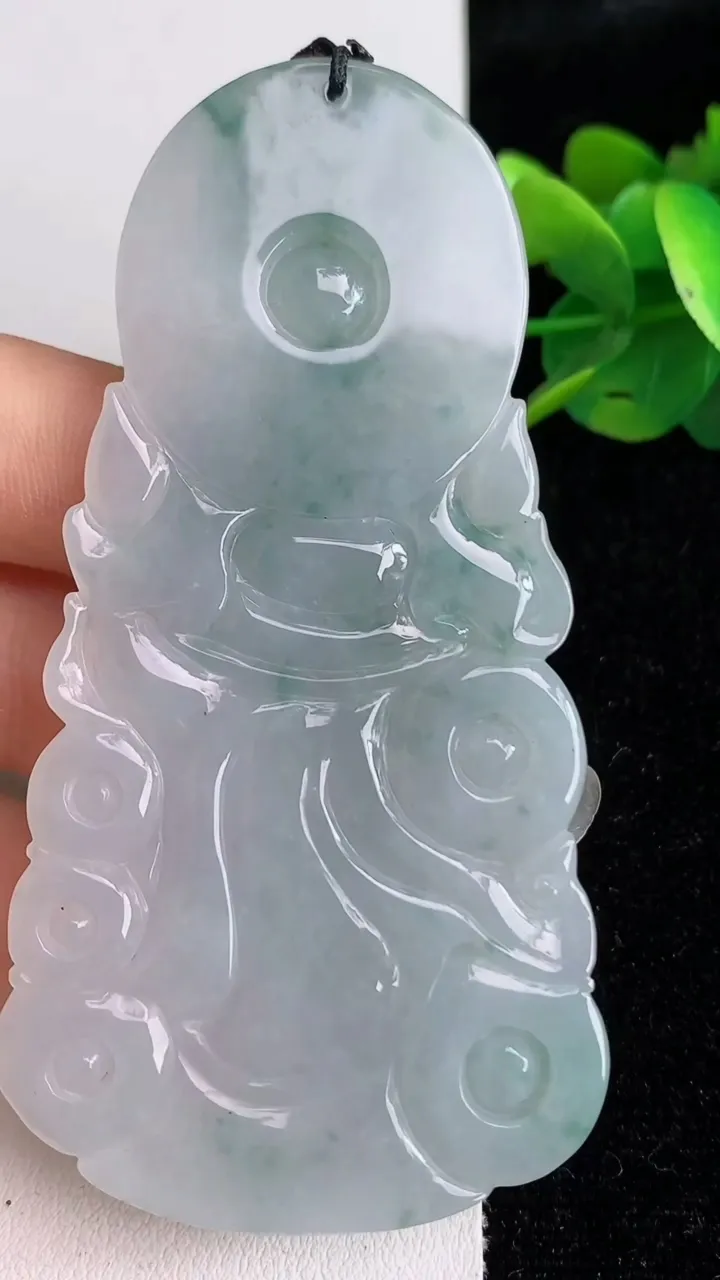 天然A货翡翠飘花观音菩萨吊坠，尺寸81.2-42-7.7，重:44.48g
6月2日