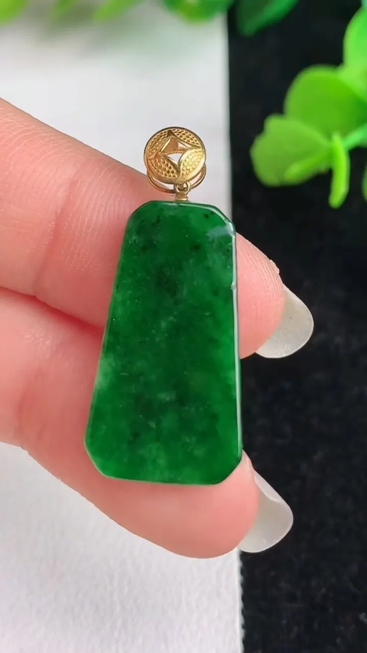 天然A货翡翠无事牌吊坠，尺寸24-13.5-3.2，重量:2.93g
6月2日