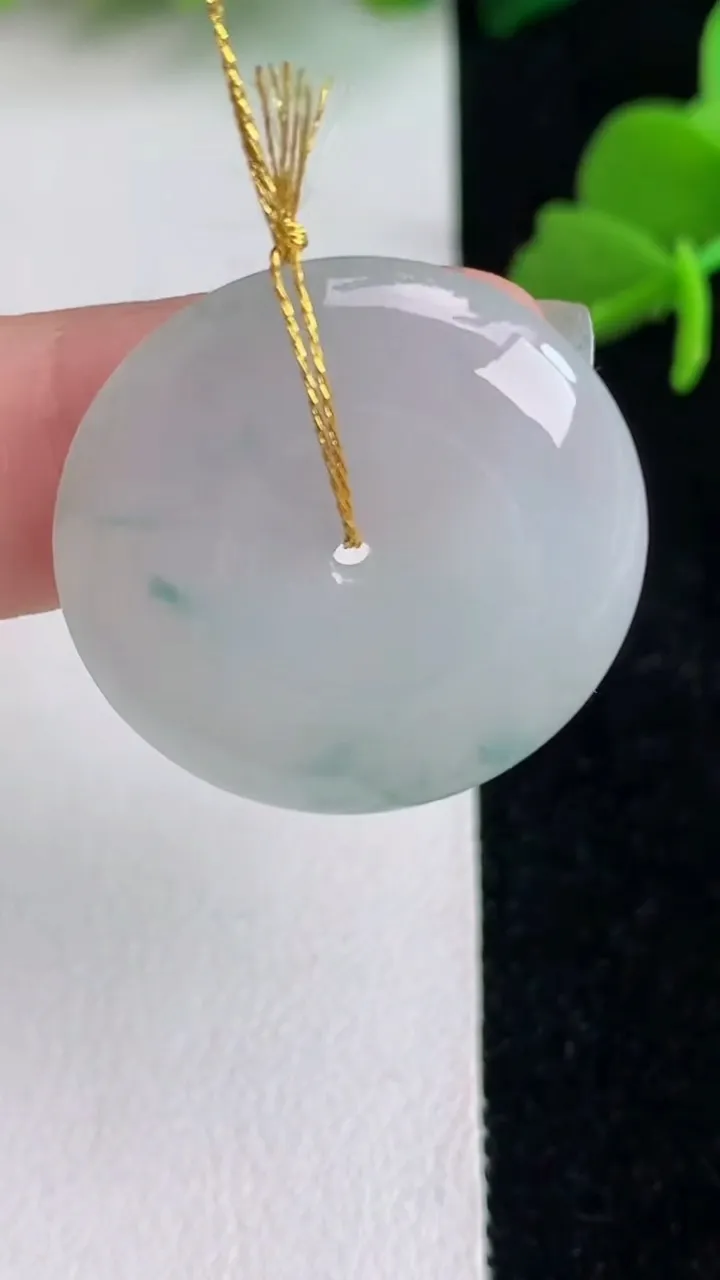 天然A货翡翠飘花平安扣吊坠，尺寸25-5，重量:6.40g
6月2日