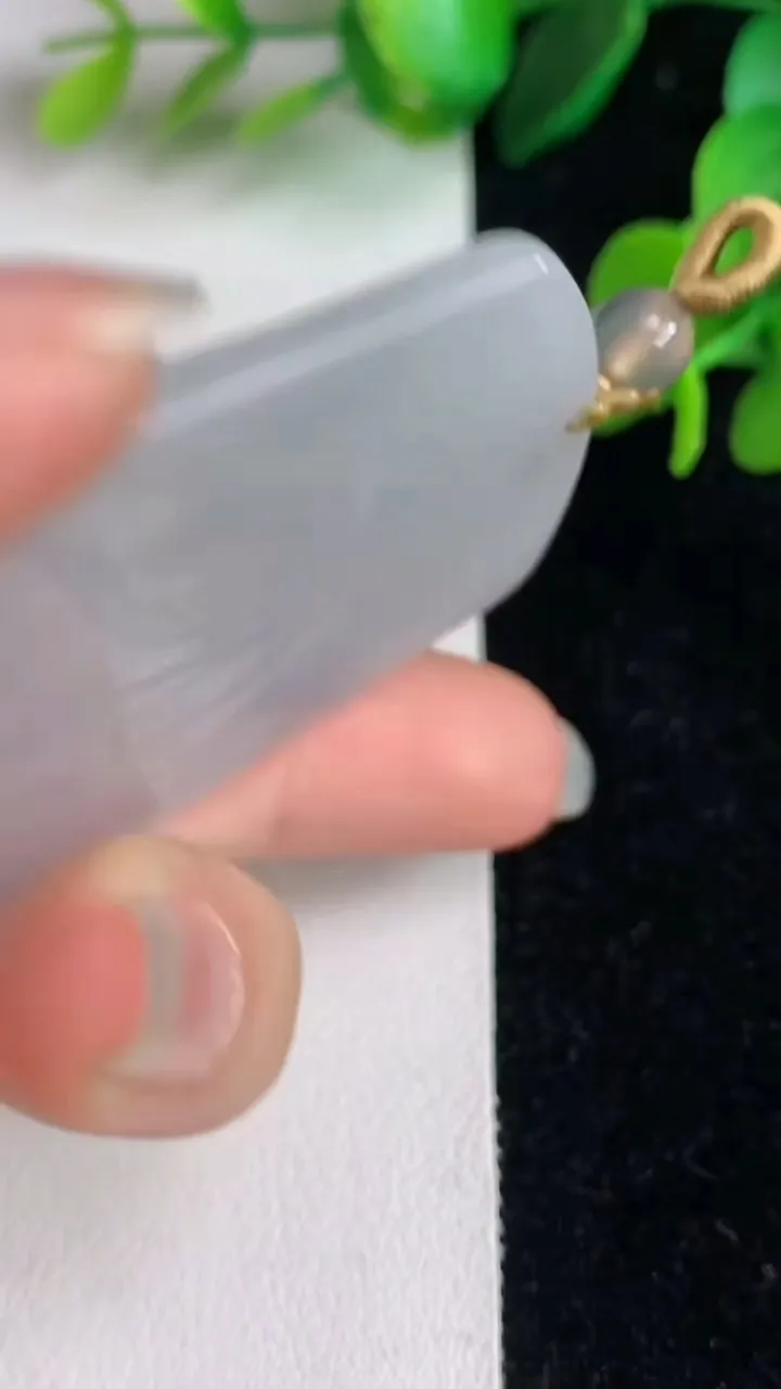 天然A货翡翠大势至观音菩萨吊坠，尺寸60.3-37.7-5.4，重量:28.21g
6月2日