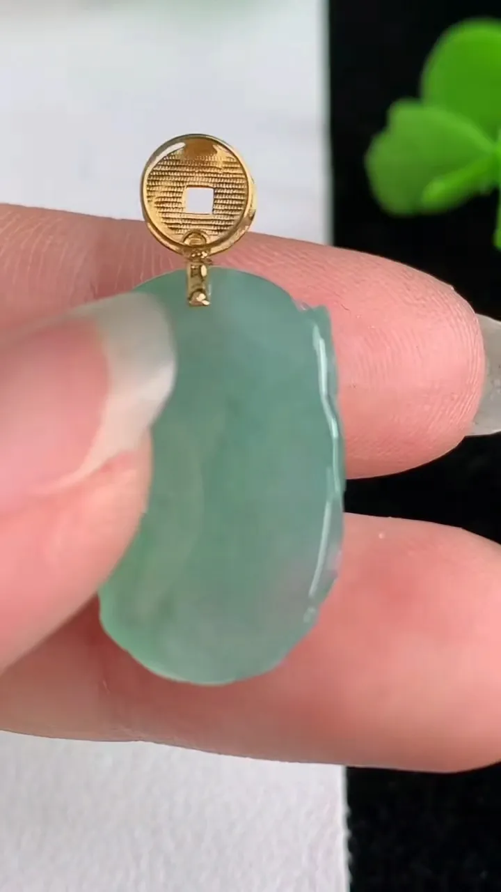 天然A货翡翠龙头吊坠，尺寸21.5-14-7.6，重量:4.78g
6月2日