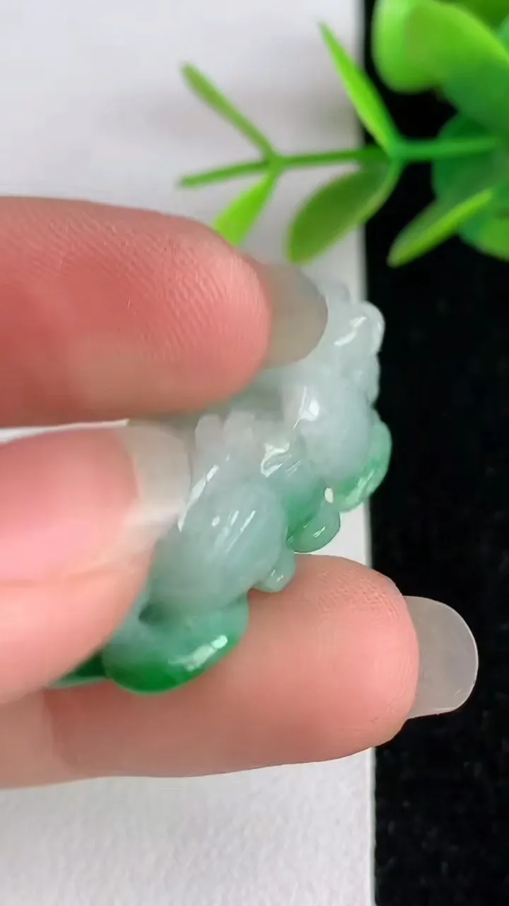 天然A货翡翠貔貅吊坠，尺寸35-18-12，重:14.00g
6月2日