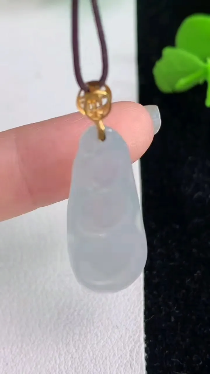 天然A货翡翠白冰福豆吊坠，尺寸30.4-12-5.3，重量:3.68g
6月2日