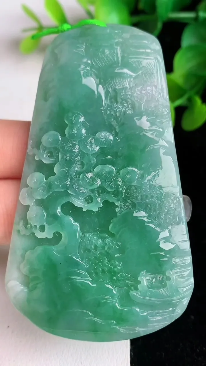天然A货翡翠飘花山水牌吊坠，尺寸73.5-42.4-7，重量:42.90g
6月2日