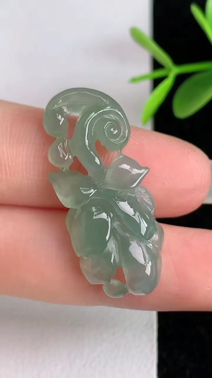 天然A货翡翠和和美美吊坠，尺寸32.3-13-6，重量:4.22g
6月2日