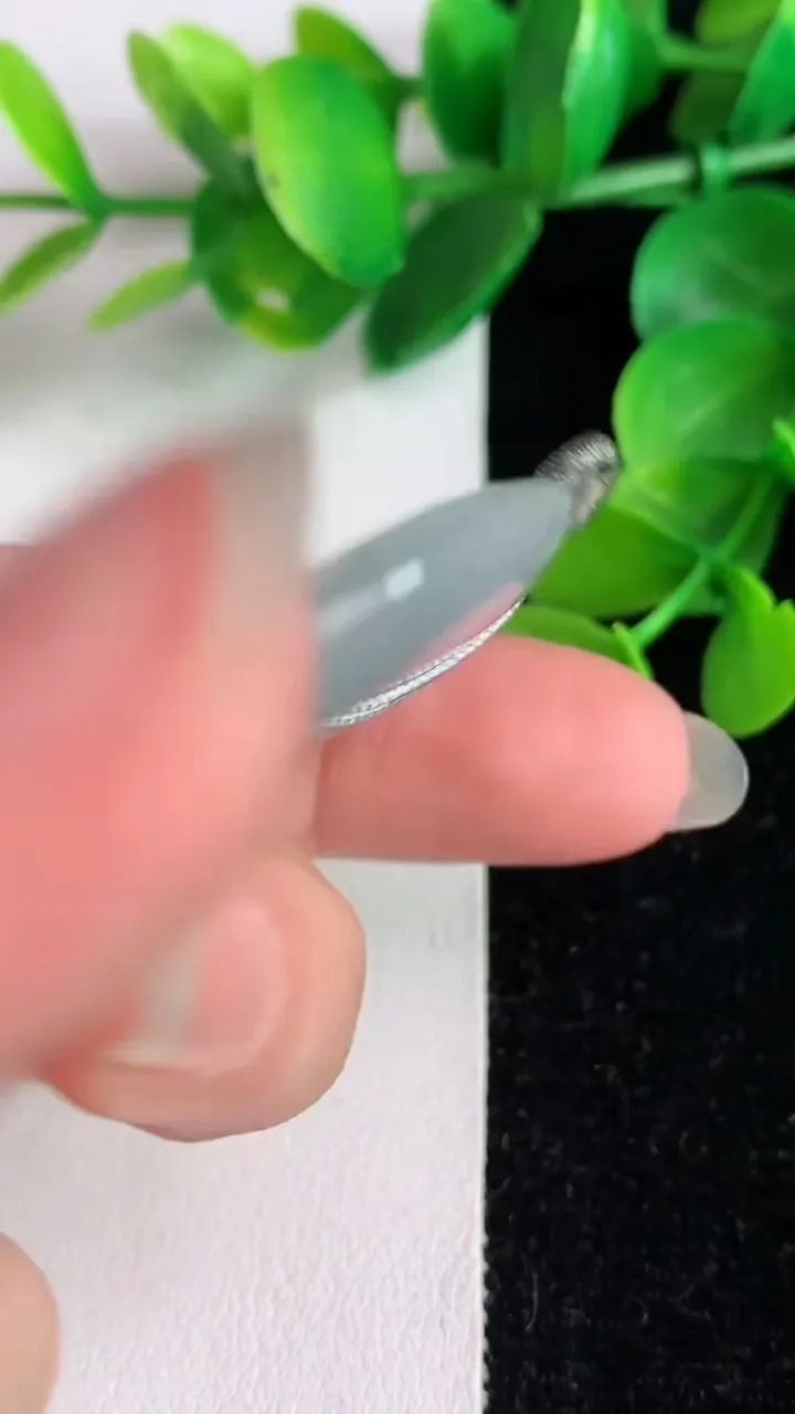 天然A货翡翠飘花平安扣吊坠，尺寸39.6-6，重量:15.56g
6月3日