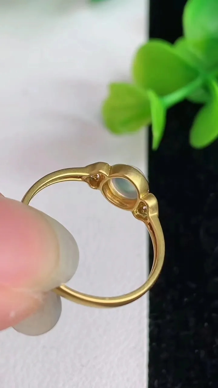 天然A货翡翠蛋面戒指，尺寸18-4.3，重量:1.31g2025年6月3日
工厂直销收藏佳品,种好水足，色泽均匀，有种有色，上手高大气！
