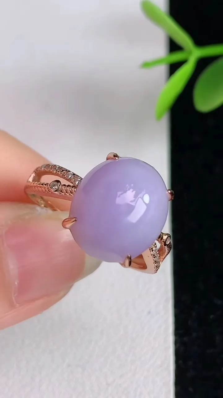 天然A货翡翠925银紫罗兰蛋面戒指，尺寸19.3-12.4-10.6，重量:3.35g2025年6月3日
工厂直销收藏佳品,种好水足，色泽均匀，有种有色，上手高大气！