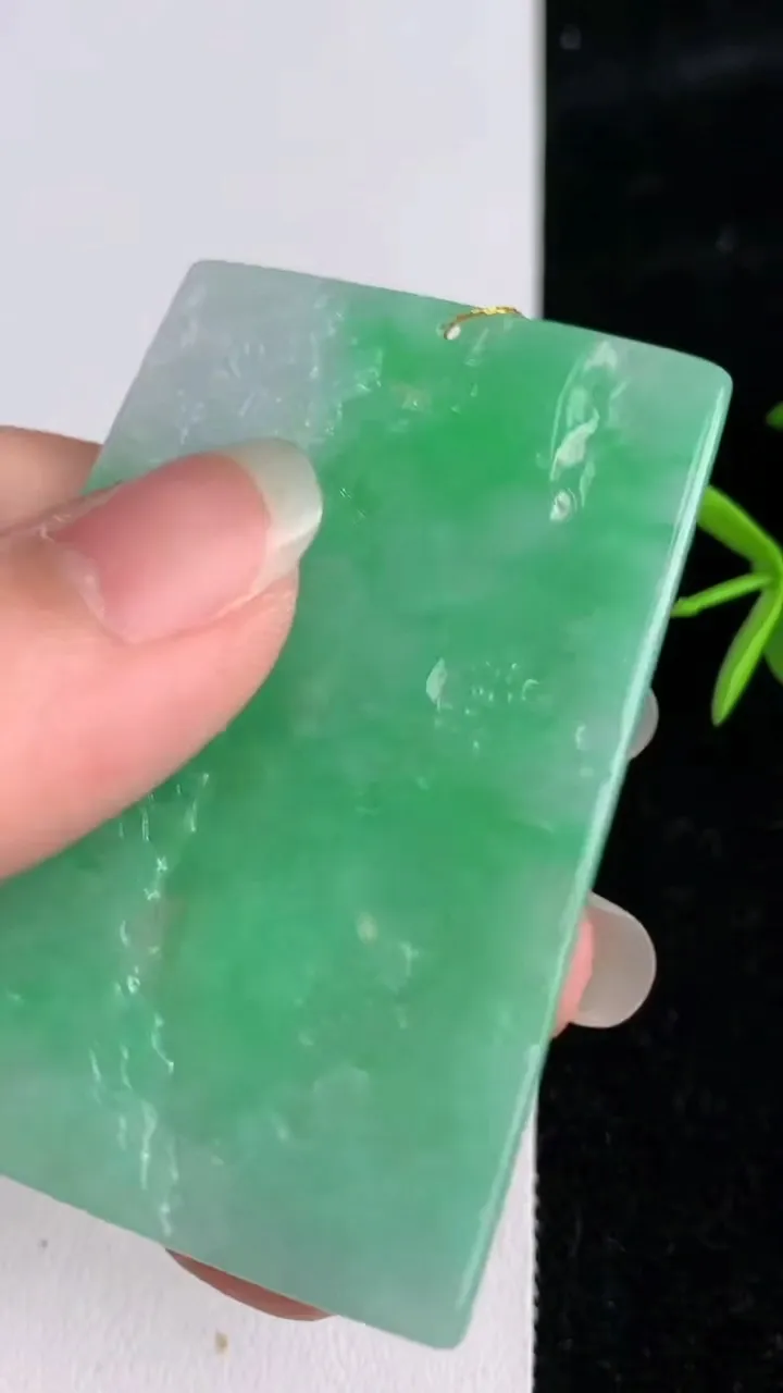 天然A货翡翠山水牌吊坠，尺寸55-38.7-4，重量:20.81g
6月3日