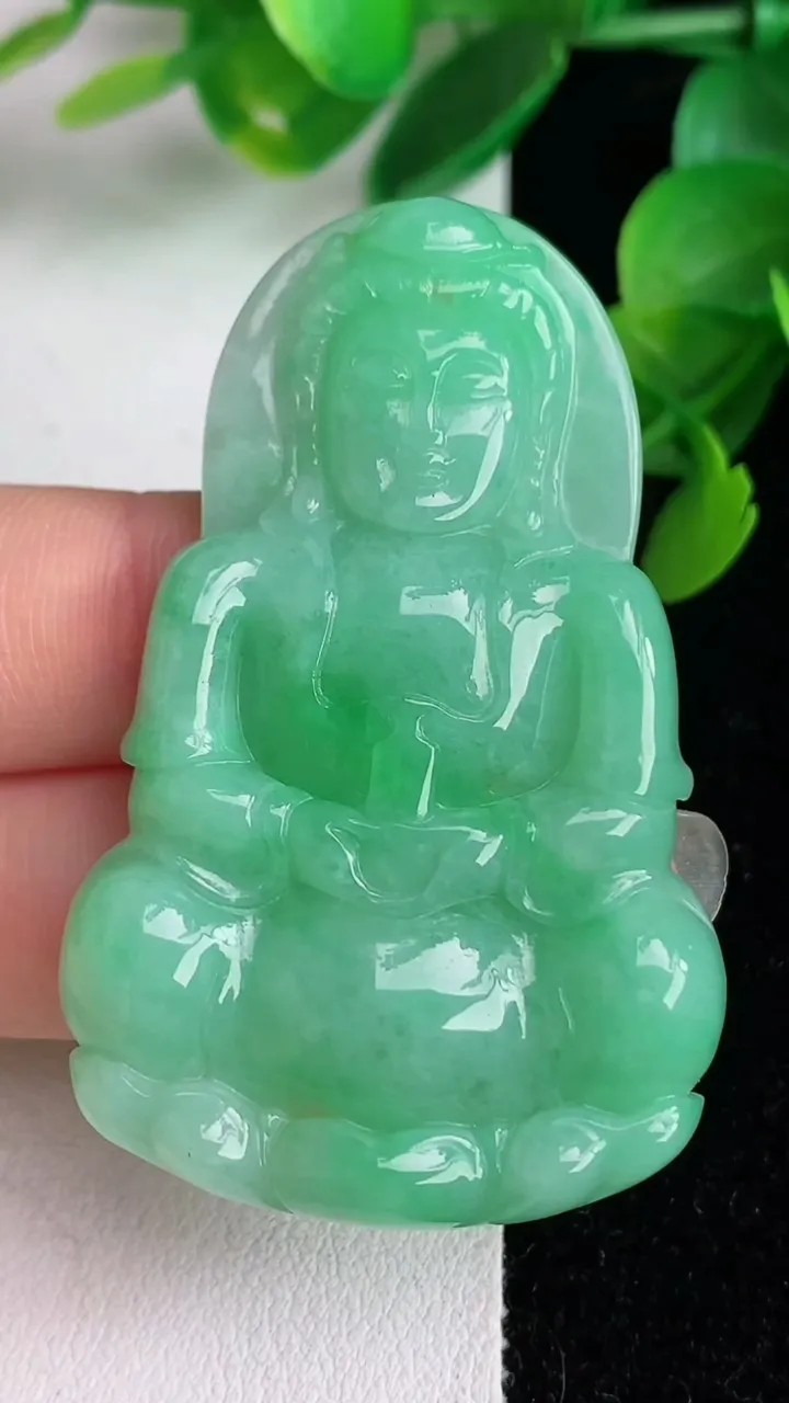 天然A货翡翠观音菩萨吊坠，尺寸53.2-34.3-6，重量:20.30g
6月3日