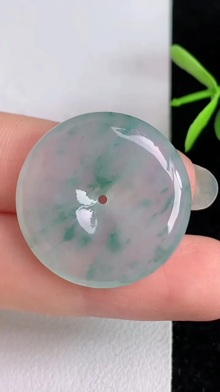 天然A货翡翠飘花平安扣吊坠，尺寸26-5，重量:7.16g
6月3日