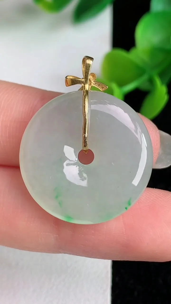 天然A货翡翠平安扣吊坠，尺寸23-5，重量:6.02g
6月3日