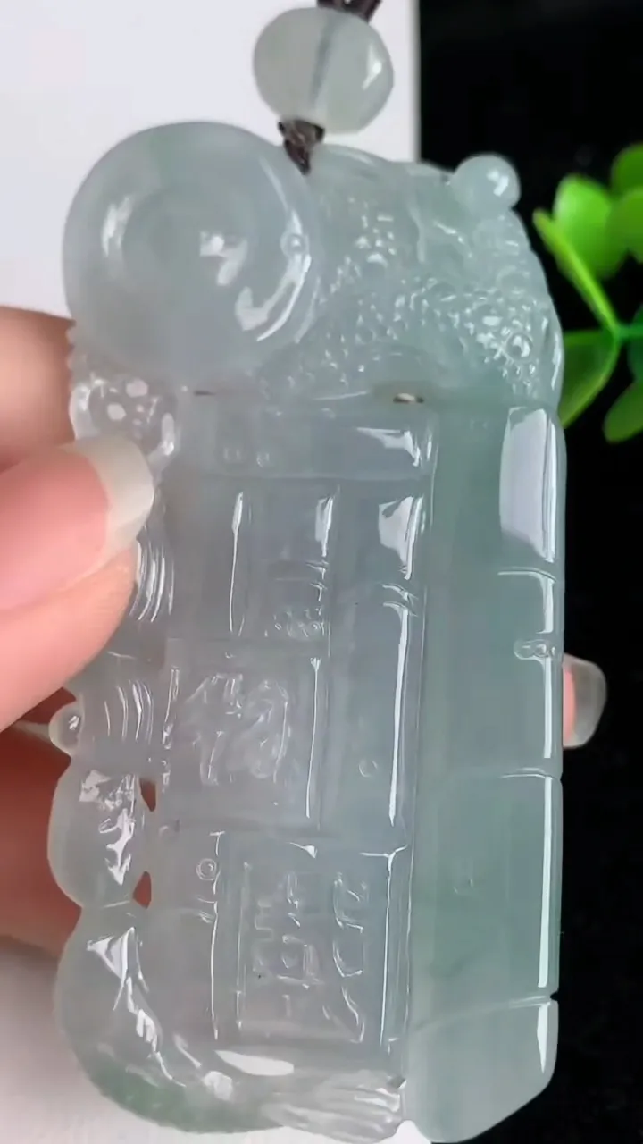 天然A货翡翠飘花龙牌吊坠，尺寸72-35.6-9.6，重量:50.67g
6月3日