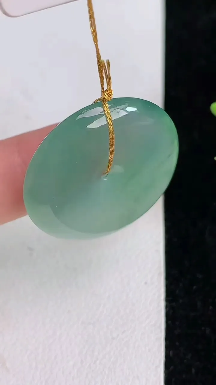 天然A货翡翠飘花平安扣吊坠，尺寸27.7-5.8，重量:9.21g
6月3日