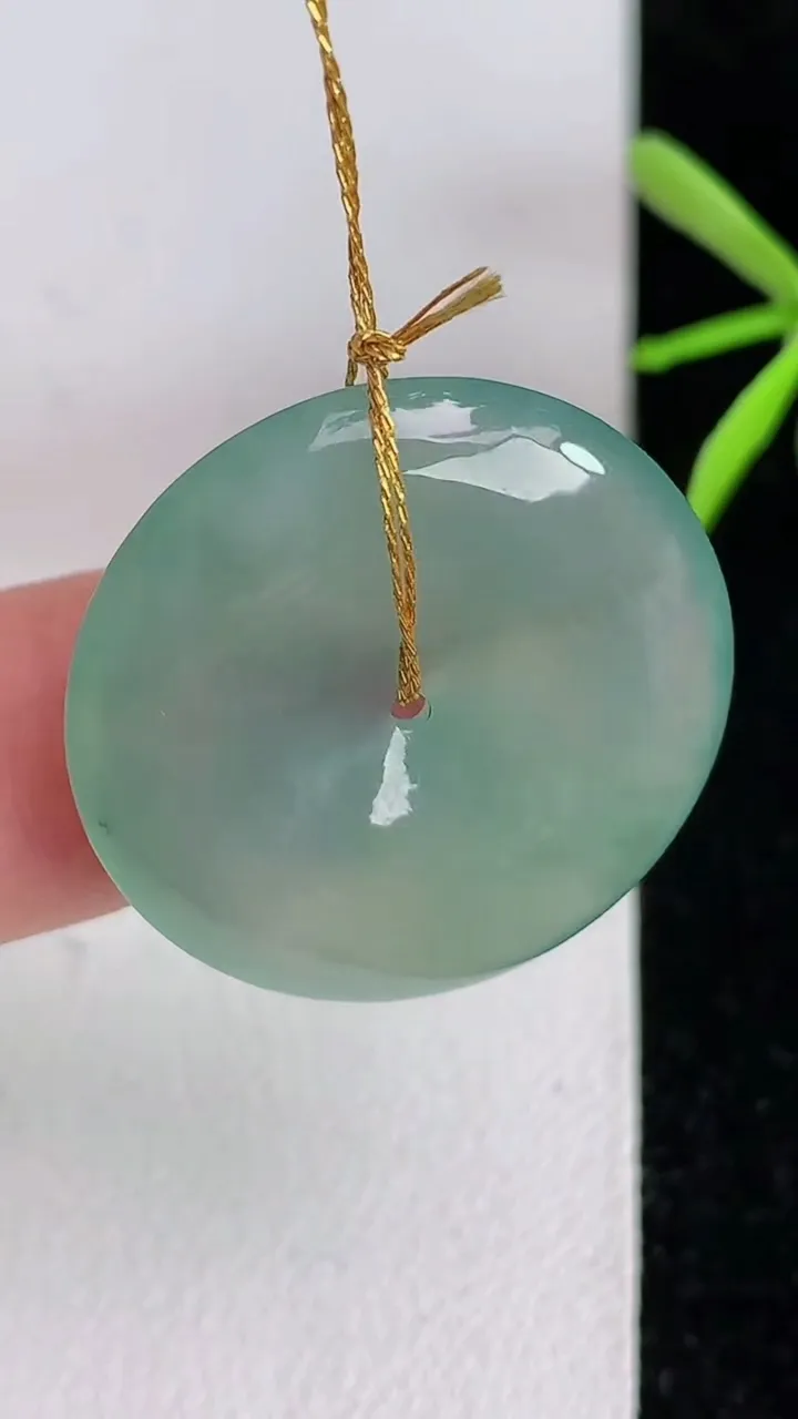天然A货翡翠飘花平安扣吊坠，尺寸24-4.6，重量:5.92g
6月3日