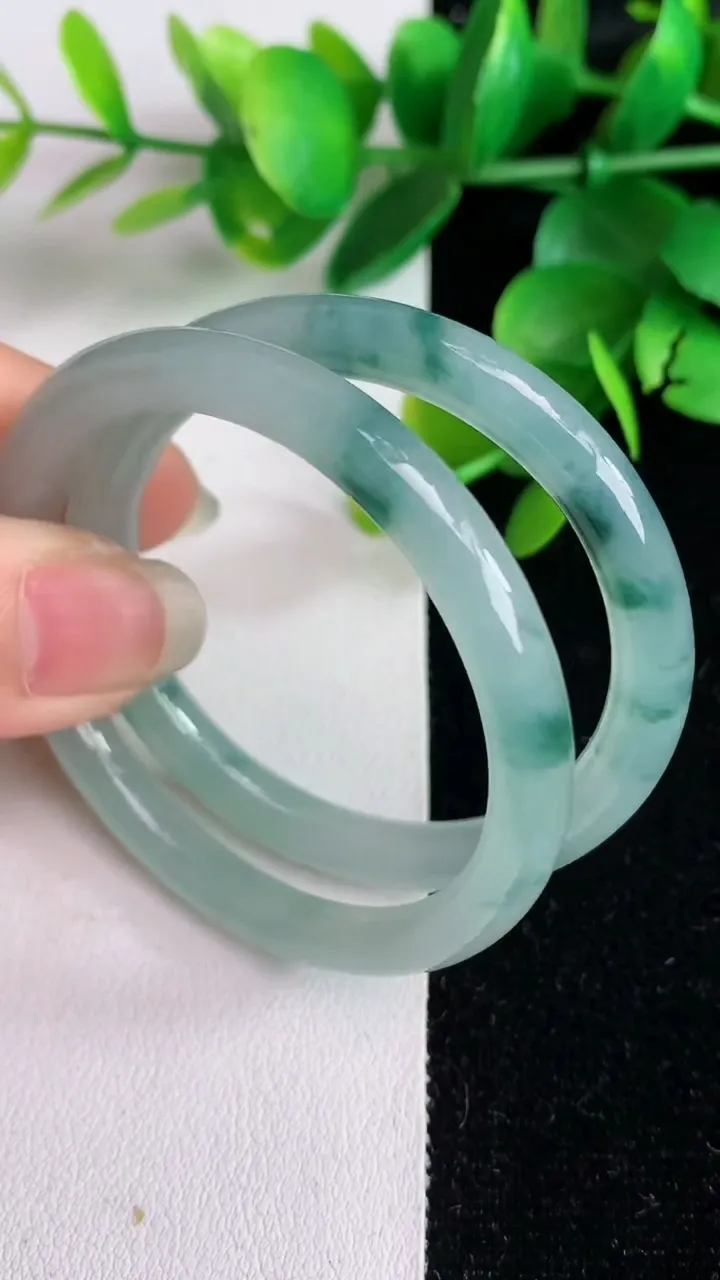 天然A货翡翠飘花平安环吊坠一对，尺寸5.8，重量:27.31g
6月3日