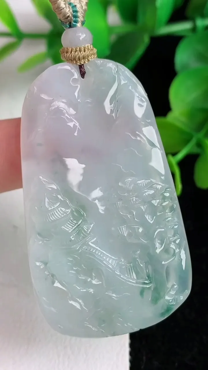 天然A货翡翠飘花山水牌吊坠，尺寸50.5-29.5，重量:18.73g
6月3日