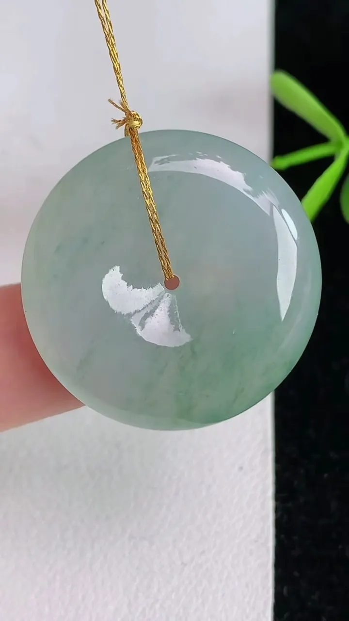 天然A货翡翠飘花平安扣吊坠，尺寸27-5.6，重量:8.88g
6月3日