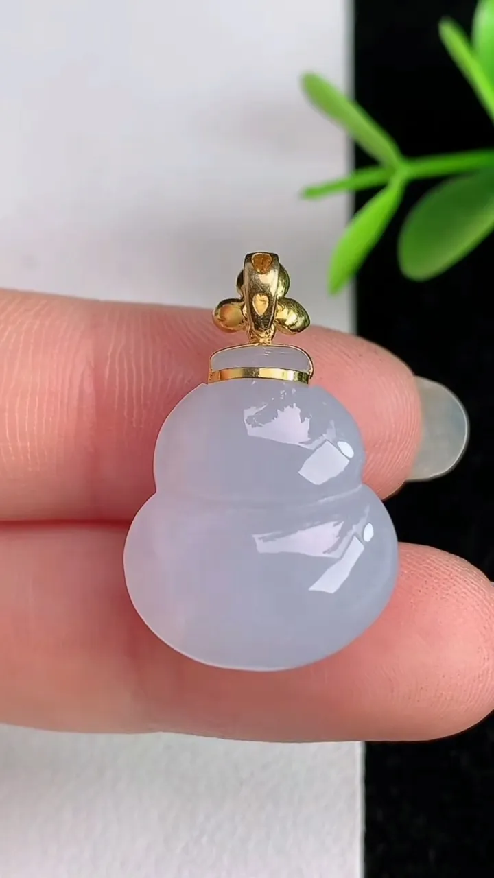天然A货翡翠葫芦吊坠，尺寸19.7-16.4-12，重量:6.27g
6月3日