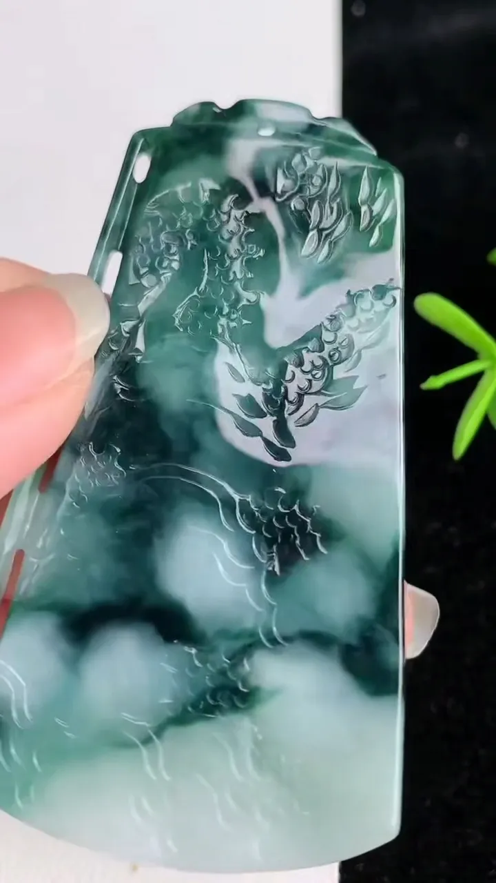天然A货翡翠飘花山水牌吊坠，尺寸68-39-5，重量:28.44g
6月3日